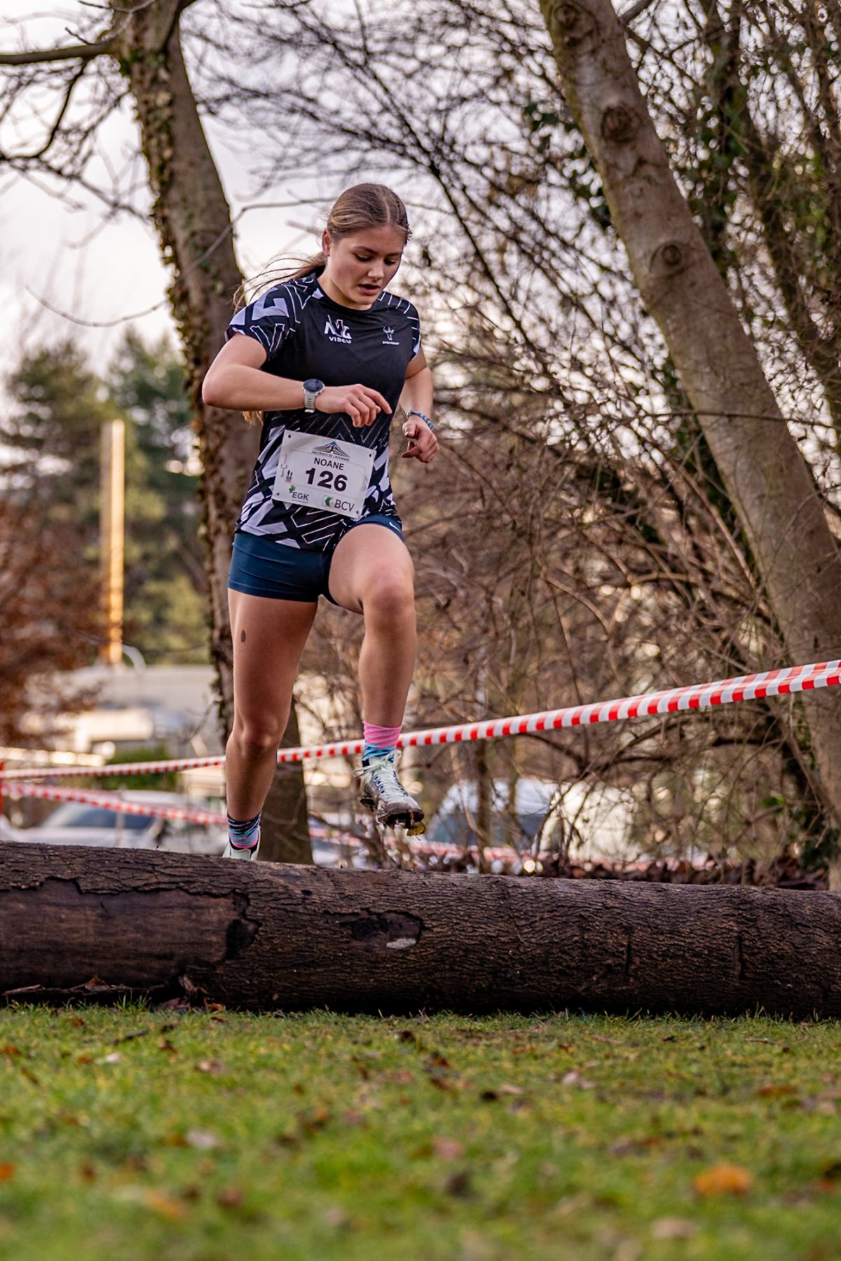 Michael Photographie Cross de Lausanne passage d'un coureur sur le tronc