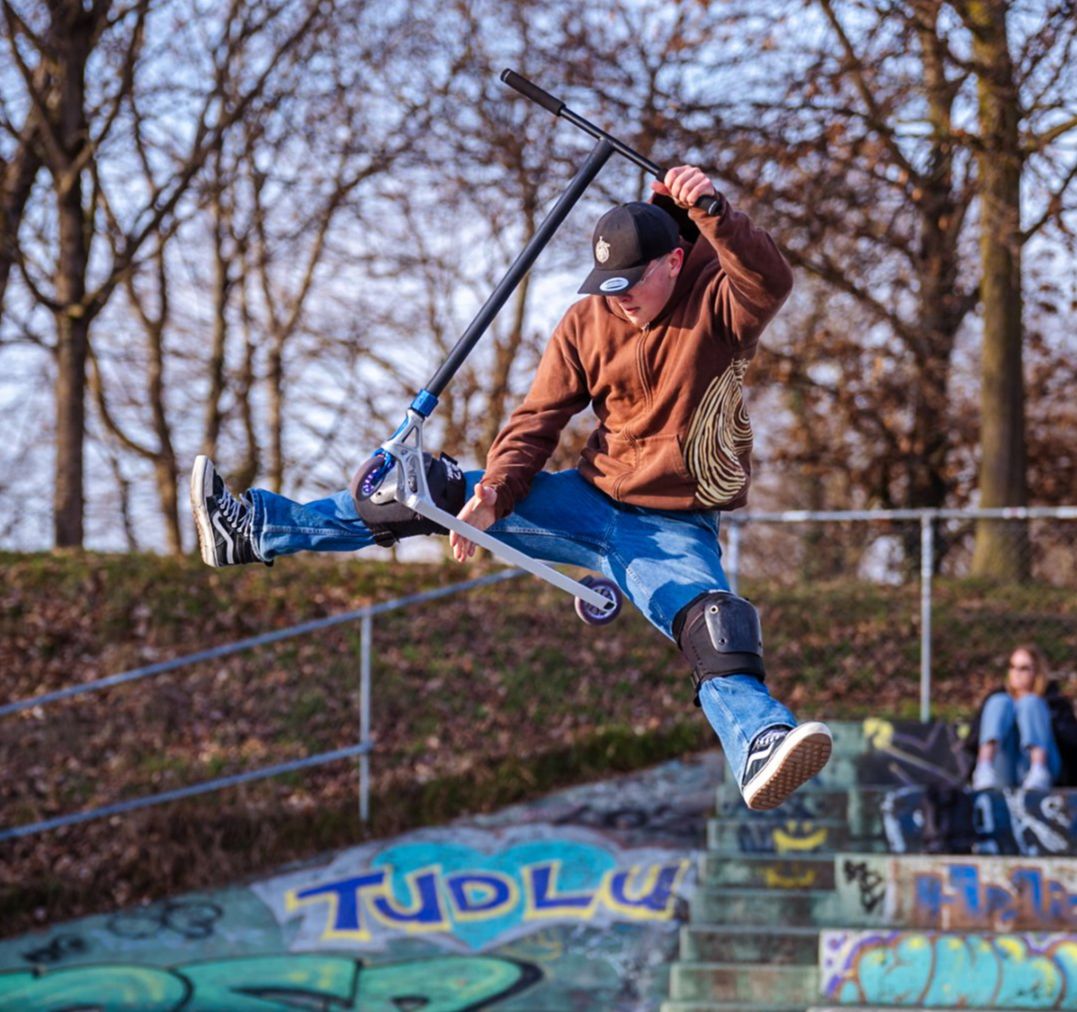 Skatepark lausanne figure trottinette pull brun