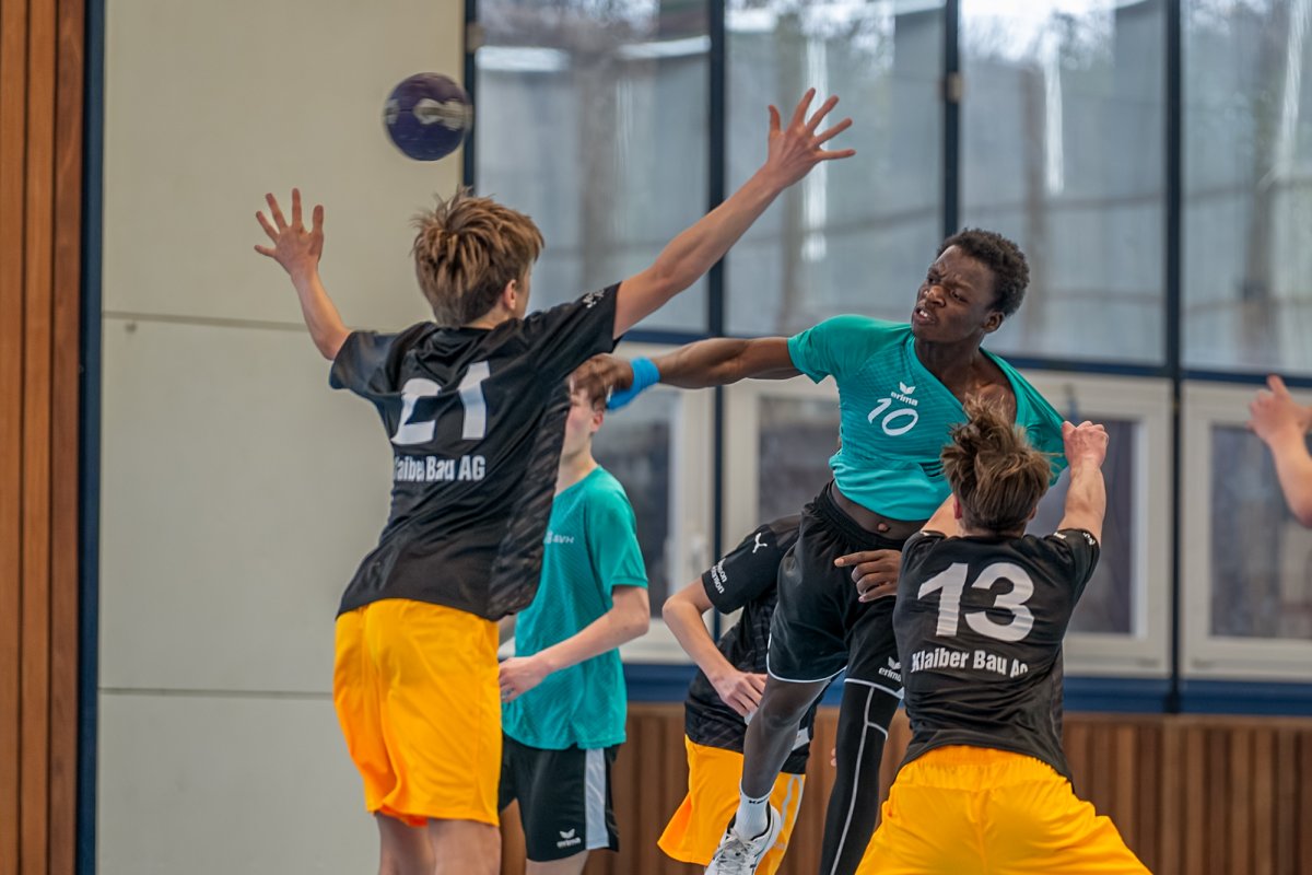 Michael Photographie Match du handball club Crissier tir au dessus de joueur