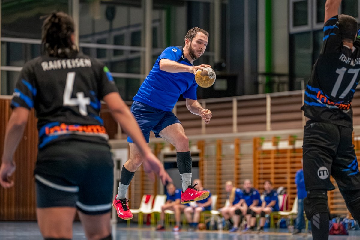 Match du handball club Crissier junior drible adversaire