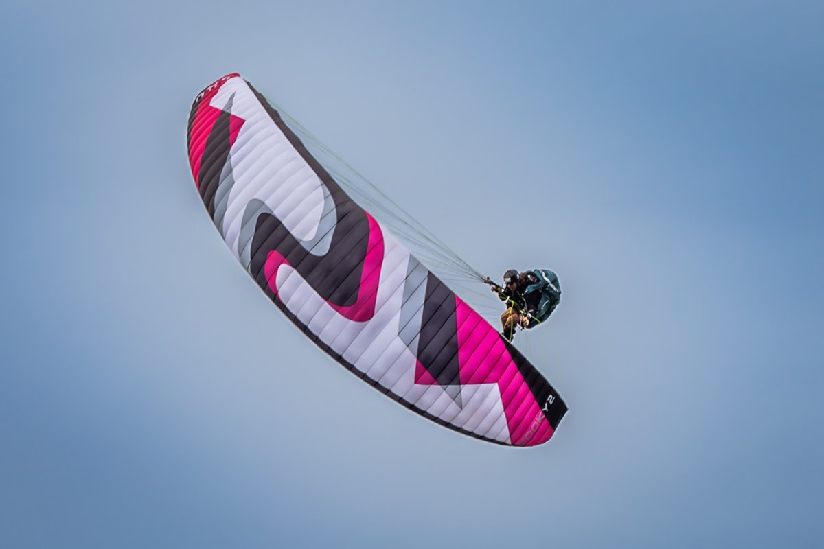 Michael Photographie parapente aérienne acroshow Villeneuve escalade la toile rouge et blanche