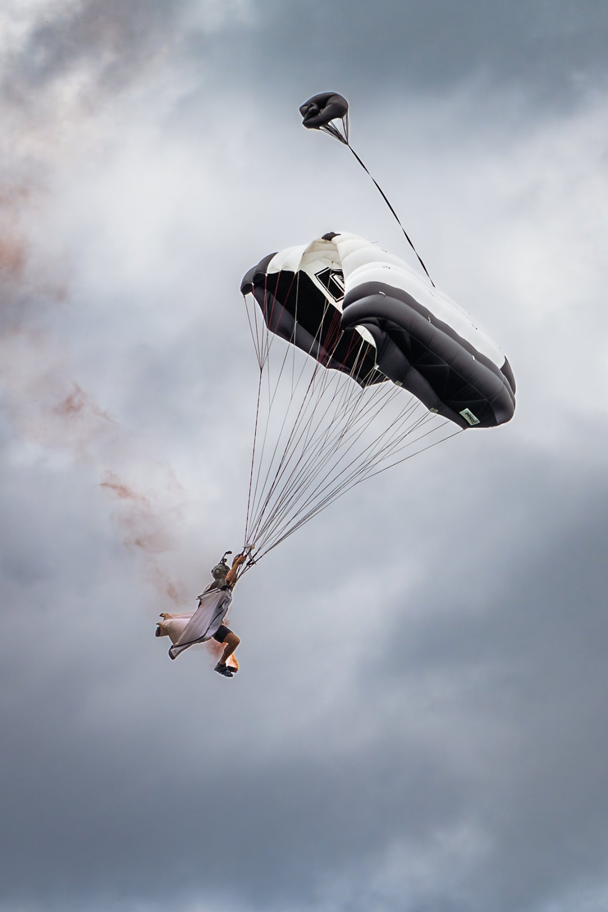 Photographie parapente aérienne acroshow Villeneuve fumigène noir et blanc