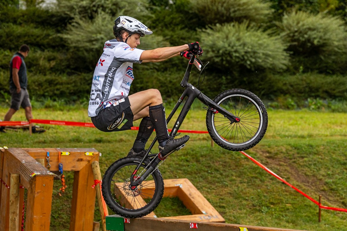 Michael Trail Days Vaud VTT obstacle roue arrière vélo blanc