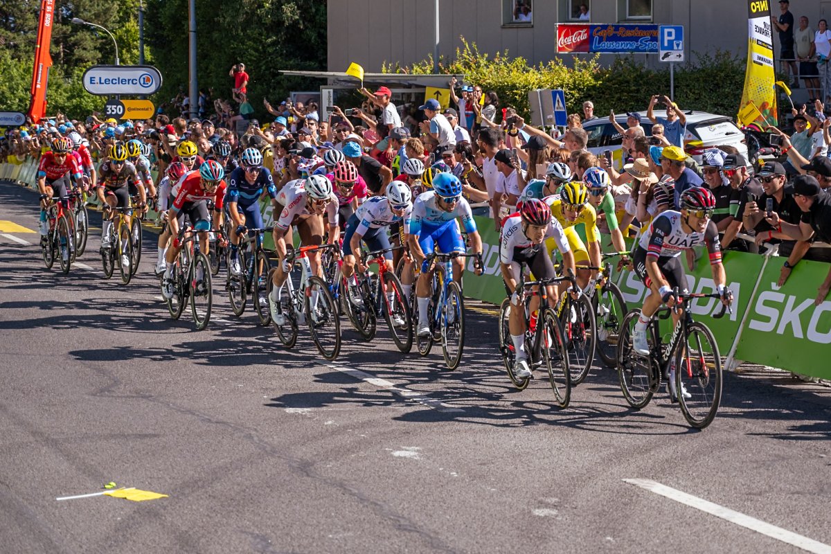 Michael Photographie tour de France à Lausanne vélo cycliste groupe et voiture